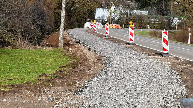 Noch zeigt sich der ehemalige Radweg von Rietheim nach Marbach als Schotterstrecke. Nach dem Ausbau wird der Radweg drei Meter breit werden.
