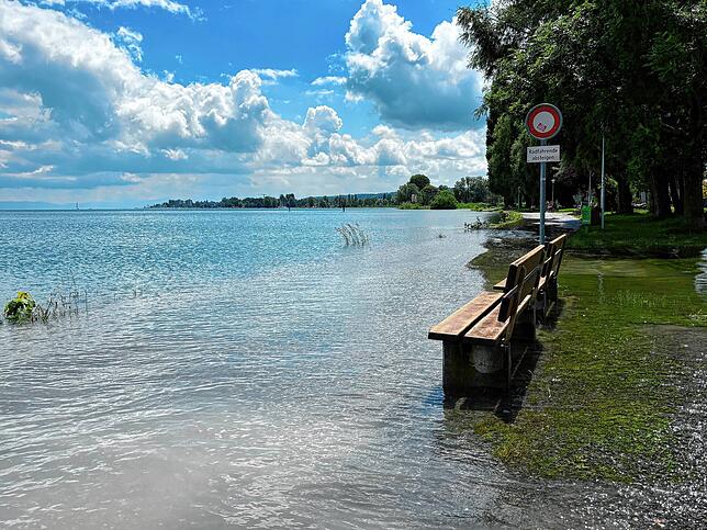 Auch direkt an der Kunstgrenze hat sich der Bodensee auf dem Weg nach Kreuzlingen ausgebreitet.