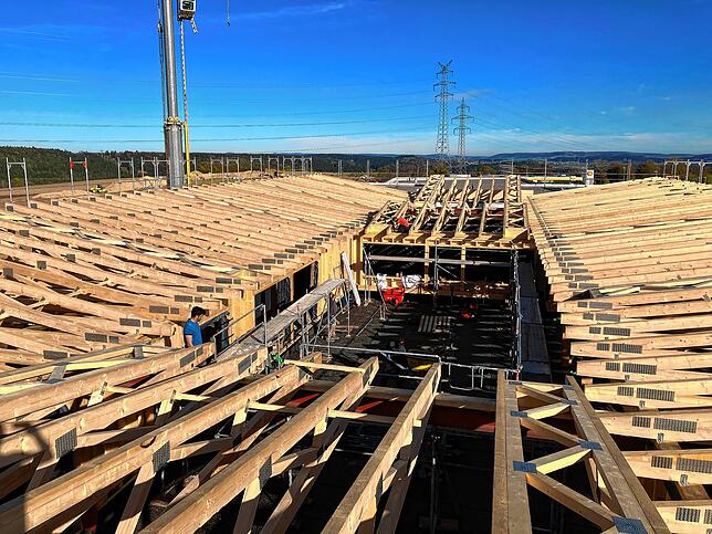 Das Dach wurde von regionalen Handwerkern mit Holz aus der Umgebung verbaut