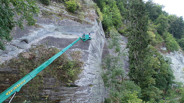 Stück für Stück wanderte der Teleskopkorb in bis zu 40 Metern Höhe am Mondfelsen am Uferweg entlang. Experten haben ihn genau ...