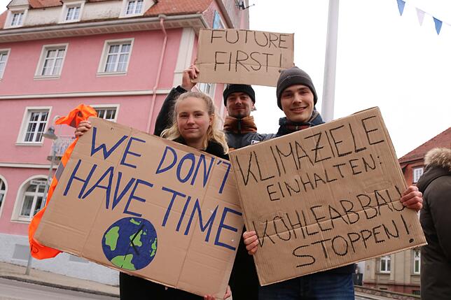 Die Aktion funktioniert auch in einer kleinen Stadt: Celina Hom freut sich mit ihren WG-Schulkameraden Jan Gnädinger (Mitte) und Niklas ...