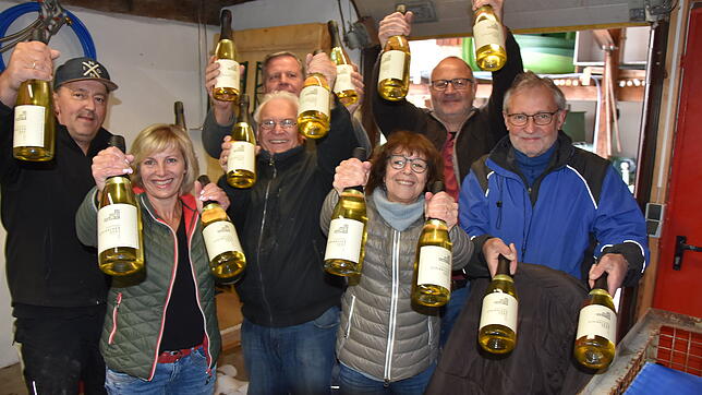 Die Crew der IG Weinbau nach dem erfolgreichen Degorgieren des Winzersektes 2017.