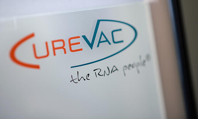 Bund beteiligt sich an Curevac Das Logo des biopharmazeutischen Unternehmens Curevac steht mit dem Slogan «the RNA people» auf einer Scheibe neben dessen Eingang.