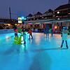 Eine Eisbahn wie zuletzt im Winter 2021/2022 wird es während des nächsten Weihnachtsmarkts in Friedrichshafen nicht geben. (Archivbild)