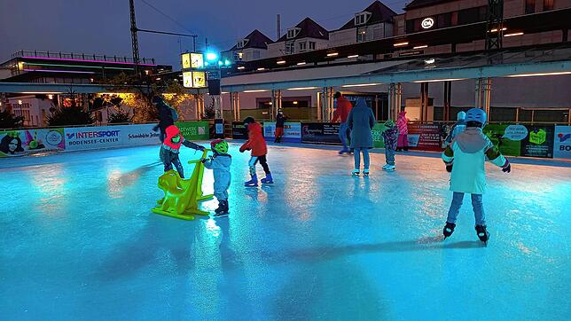 Eine Eisbahn wie zuletzt im Winter 2021/2022 wird es während des nächsten Weihnachtsmarkts in Friedrichshafen nicht geben. (Archivbild)