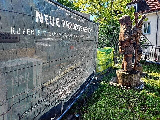 Werbung am Bauzaun: Die Klaus & Keck GbR hat sich auf die Sanierung historischer Gebäude spezialisiert. Im „Adler“ begegneten den ...