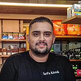 „Obwohl ich jetzt länger arbeite, vergeht die Zeit schneller. Ich mag es, wenn rund um den Kiosk so viel los ist“, sagt Burak Sari.