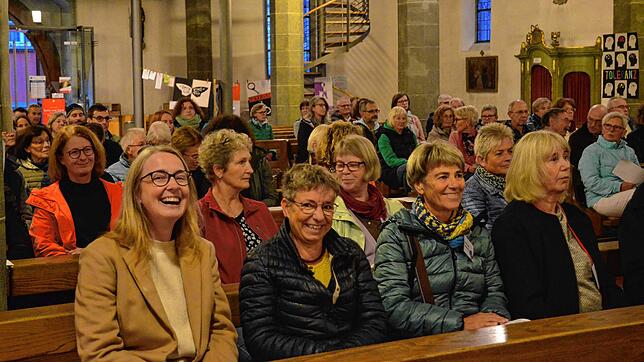 Die St.-Nikolaus-Kirche in Markdorf ist bei der Auftaktveranstaltung der ersten Langen Nacht der Demokratie gut besucht.