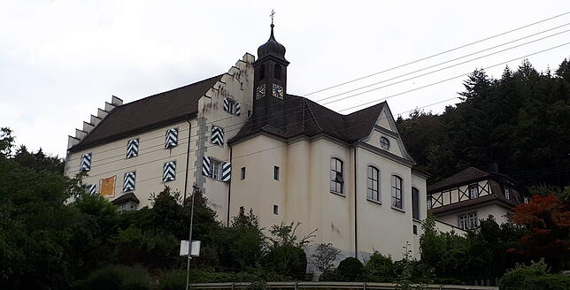 Das Kloster Marienburg thront über den Dächern des Dorfes und ist von weitem ein Blickfang. Hier gedeihen am Südhang auch die Ofteringer ...