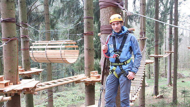 Thomas Schwinlin ist dabei, mit großem Auwand seine Idee von einem Kletterwald am Bergsee zu realisieren. Ende Mai ist Eröffnung.