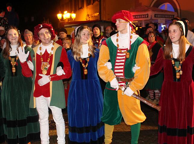 Die holden Damen und die Junggesellen der Trommgesellenzunft Munderkingen tanzen miteinander in langen Reihen beim Vorspiel zum ...