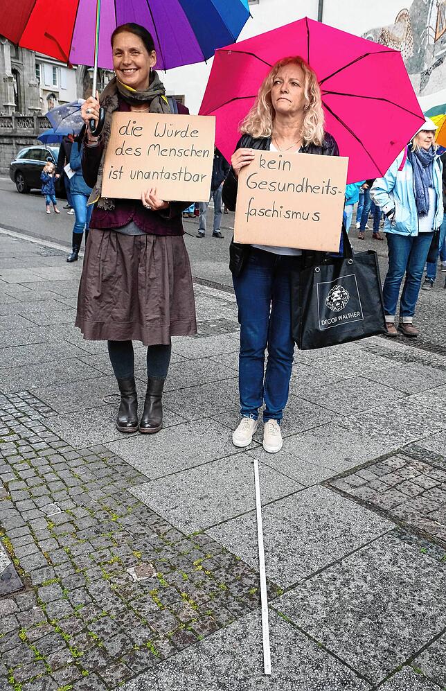 Erinnerungen an das Grundrecht und markige Worte gehörten zur Ausstattung der Demonstranten.