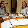Pauken für ihr Abitur: Cosima König (links) und Whitney Rodi. Die beiden Schüler streben im Mai ihren Abschluss am ...
