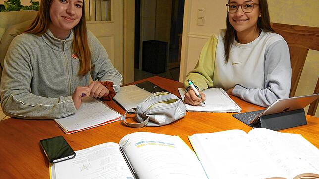 Pauken für ihr Abitur: Cosima König (links) und Whitney Rodi. Die beiden Schüler streben im Mai ihren Abschluss am ...