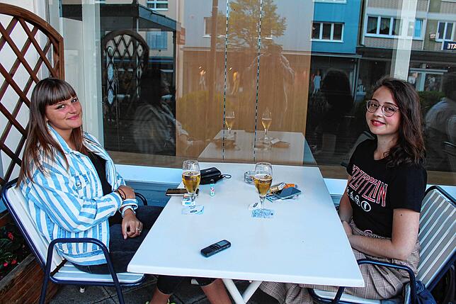 „Es ist ein tolles Gefühl, hier draußen wieder etwas zu trinken“. Alina Seifert und Lara Hildenbrand genießen ein frisch ...