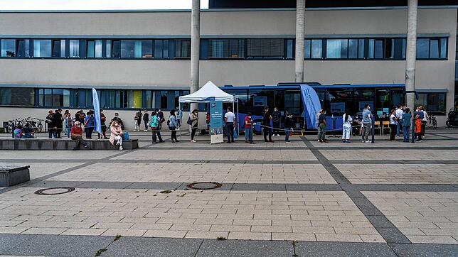 Mitte August war der Impfbus noch zu Gast am Schwarzwald-Baar-Klinikum &ndash; wie hier zu sehen. Nun gehören die mobilen Impfteams zum ...