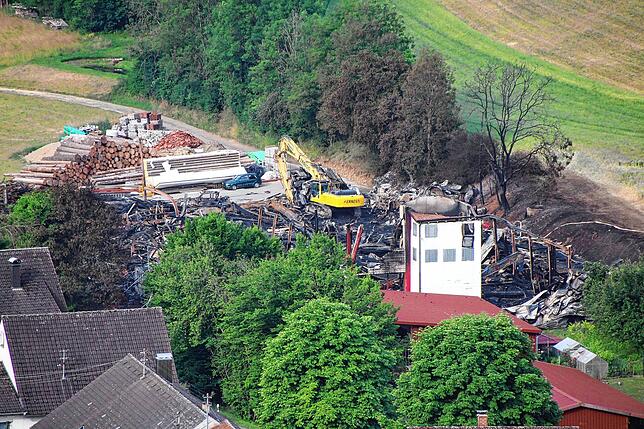 Die Brandstelle in Mauchen am 21. Juni 2022, einen Tag nach dem Großbrand in dem holzverarbeitenden Betrieb am 20. Juni