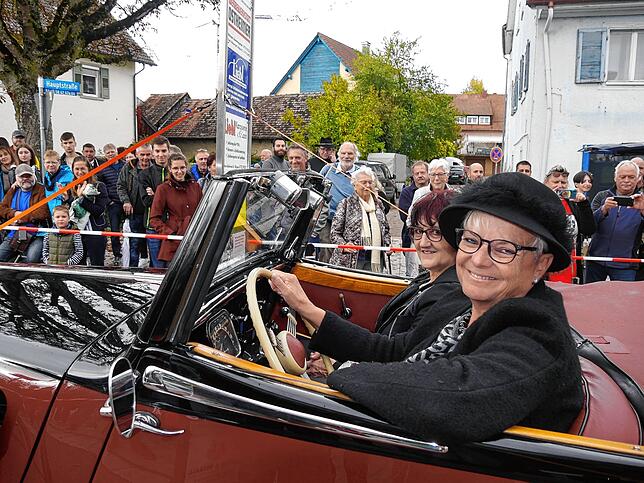Viele schmucke Oldies, zeitgerecht gestylte Insassen können die Besucher beim Treffen historischer Motorfahrzeuge bestaunen.