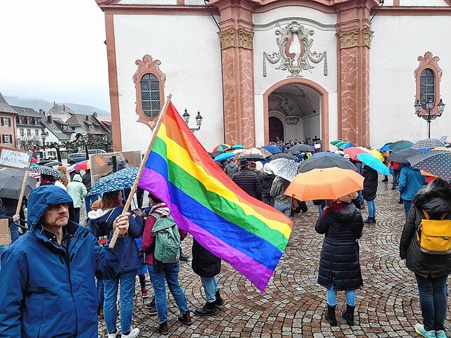 Bild 3: Mehr als 700 Menschen demonstrieren für mehr Menschlichkeit und Toleranz