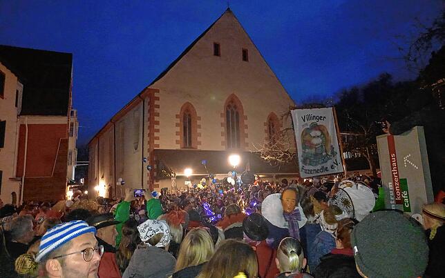 Nichts geht mehr am Osianderplatz: Die Guggenmusiken beenden den Fasnetmentig-Tag.