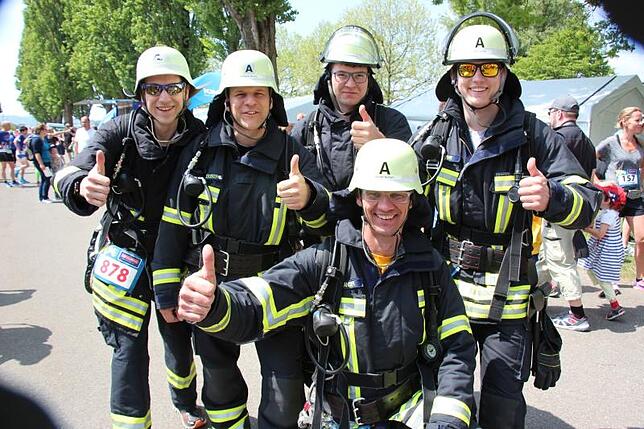 In Feuerwehr-Montur nahm diese fünfköpfige Gruppe der Freiwilligen Feuerwehr Markdorf am Nordic Walking Wettbewerb teil.