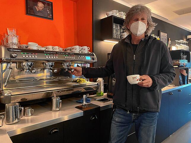 Rudi Fürst-Maschek betreibt das Café am Riettor. Ohne seine Stammkunden könnte er einpacken.
