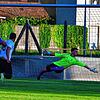 Maß genommen: Franceso Vardi ist Denis Cannova (links) entwischt und überwindet Torhüter Leon Tetzlaf vom SV Schopfheim beim ...
