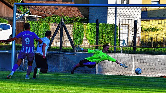 Maß genommen: Franceso Vardi ist Denis Cannova (links) entwischt und überwindet Torhüter Leon Tetzlaf vom SV Schopfheim beim ...