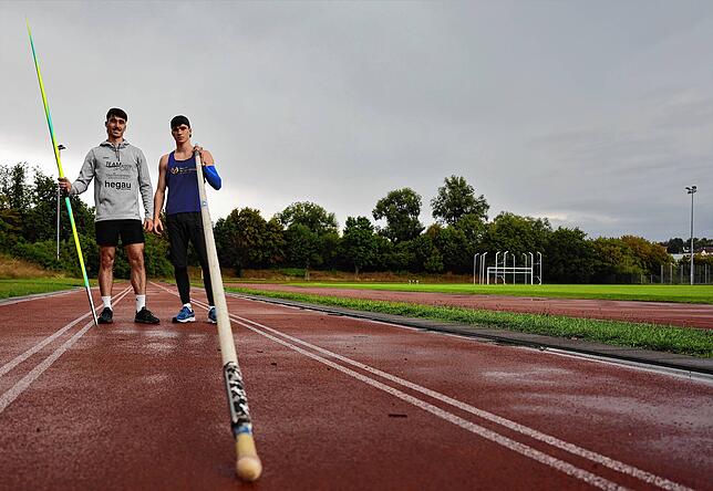 Zwei Brüder und ihre Sportgeräte: Tom (links) mit dem Speer, Ben mit dem Hochsprungstab.