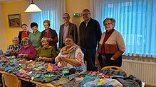 Bei der Übergabe: Armin Rosa-Zeiser und Alexander Guhl (stehend, von links), mit sechs Seniorinnen des Strickcafé, der ...