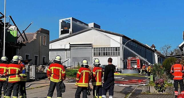 Bild 18: Bauernhaus in Albbruck brennt lichterloh - Bilder des Einsatzes