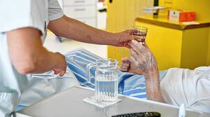Die Anzahl an Pflegebedürftigen nimmt zu, doch oftmals fehlt das Personal.