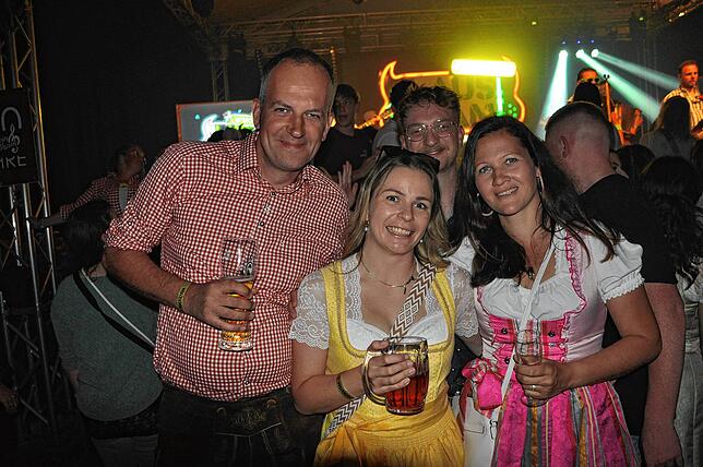 Bild 14: Vollgasstimmung war bei der Dirndl- und Lederhosenparty in Leimbach