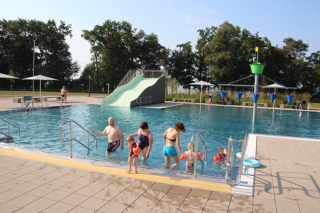 Bild 4: Wie teuer ist ein Badeausflug in Friedrichshafen? Eintritts-Beispiele für Freibad-Liebhaber, besonders eifrige Schwimmer und Familien