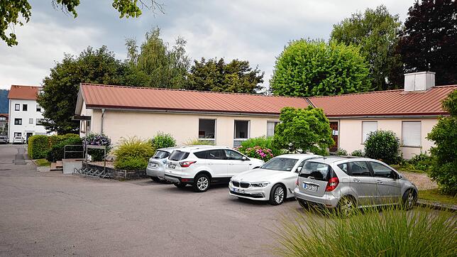 Jetzt steht es fest: Der katholische Kindergarten St. Michael wird an Ort und Stelle neu gebaut. Ein Teil der Parkfläche soll einbezogen ...
