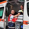 Jörg Scholten und Sabine Hartauer bringen nach der Rückkehr nach Konstanz ihr Fahrzeug auf Vordermann.