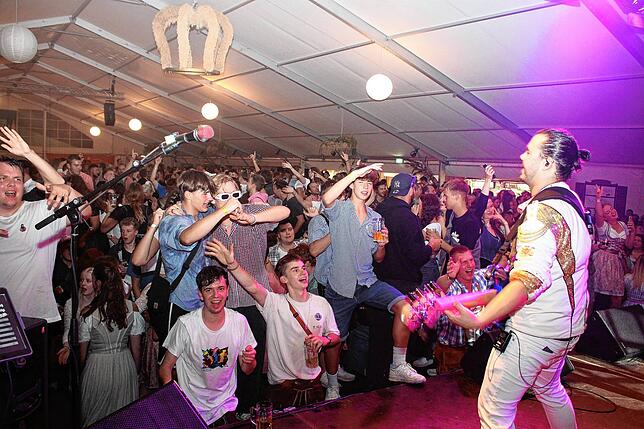 Bild 4: Partyabend auf der Bohlinger Sichelhenke mit dem Hofbräu-Regiment