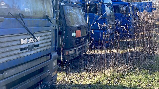 Bereits im Vorbeigehen wird deutlich: Diese Lastwagen auf dem Gelände in der Lindauer Straße fahren schon lange nicht mehr.
