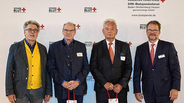 Auszeichnung in der Landeshauptstadt: DRK-Vize Peter Löchle konnte Roland Unger aus Gottmadingen und Ingolf Häußler aus ...