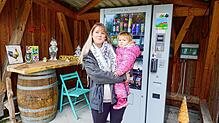 Der Verkaufsautomat in Lottstetten-Balm vom Berghof Glatt. Vivien Glatt mit Tochter Marvie.
