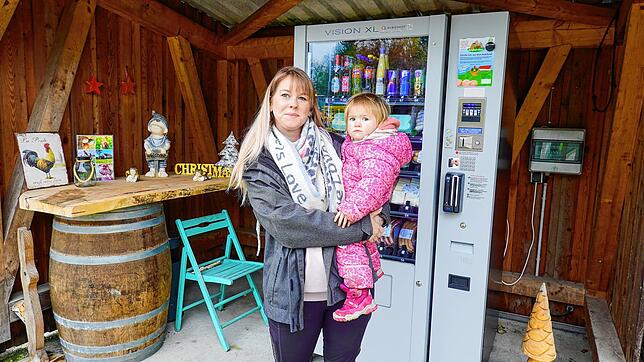 Der Verkaufsautomat in Lottstetten-Balm vom Berghof Glatt. Vivien Glatt mit Tochter Marvie.