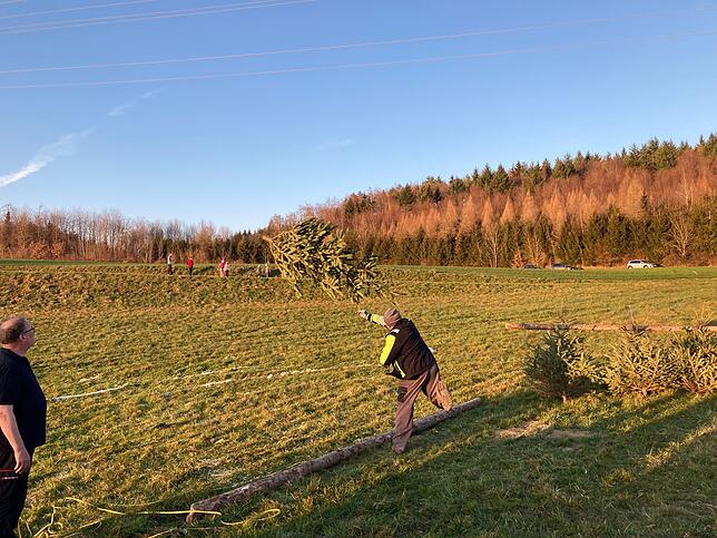 Bild 10: Weihnachtsbaum-Weitwurf in Neufrach: Die besten Bilder vom Funken-Fest!
