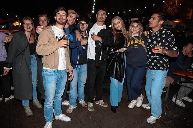 Bild 39: Konstanzer Weinfest 2025: Der Stephansplatz ist voll und die Stimmung prima