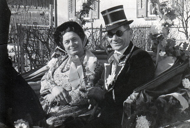 Die Narreneltern von 1949, Narrenmutter Ernst Mayer und Narrenvater Albert Kast, werden an der Fasnet in Heiligenberg präsentiert.
