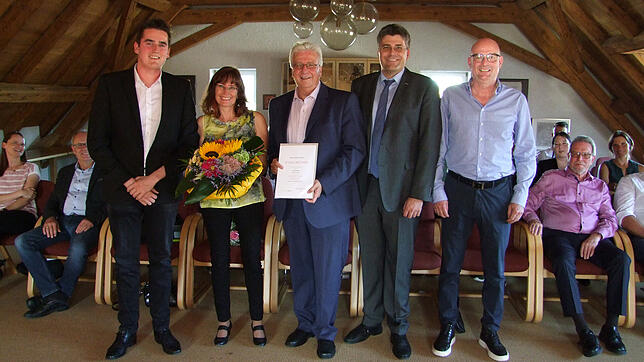 Mit einer Dankesurkunde der Landesregierung und einem Präsent des Landkreises gratulierte Landrat Martin Kistler dem engagierten ...
