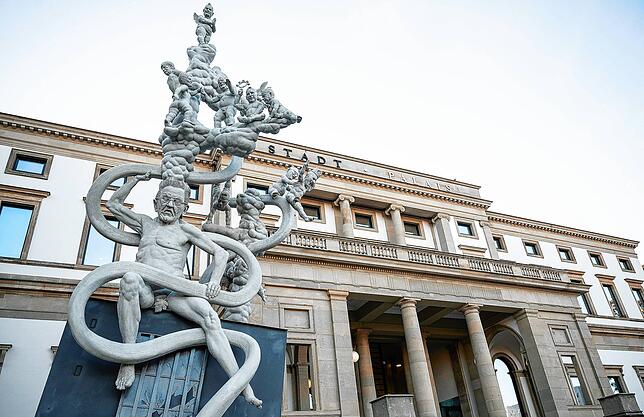 Die S21-Statue von Peter Lenk, hier noch an ihrem Stuttgarter Standort vor dem Stadpalais. Derzeit steht die Skulptur in Lenks Garten in ...
