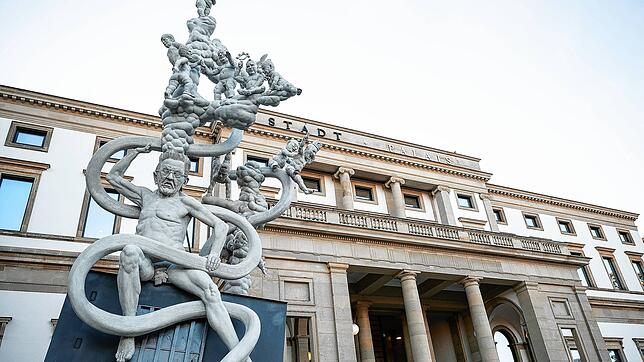 Die S21-Statue von Peter Lenk, hier noch an ihrem Stuttgarter Standort vor dem Stadpalais. Derzeit steht die Skulptur in Lenks Garten in ...