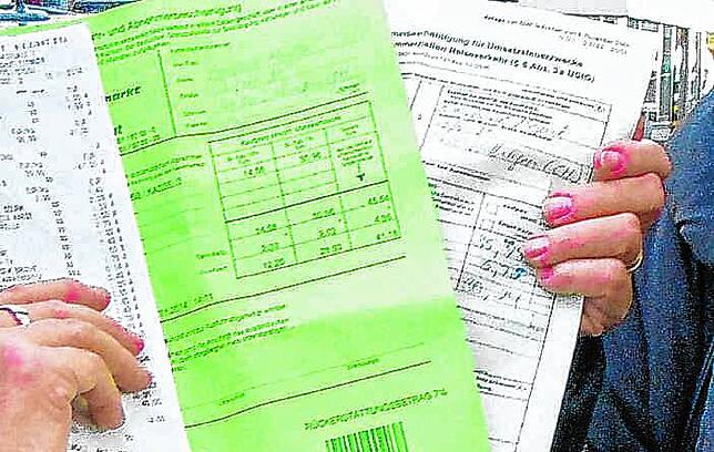 Immer mehr Grüne Zettel, hier am Grenzübergang Waldshut, mussten die Zollbeamten zwischen Konstanz und Bad Säckingen vor der ...