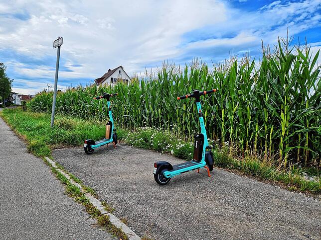 Abstellen darf man die Roller in Friedrichshafen fast überall – wie hier am Maisfeld in der Dornierstraße in Fischbach.