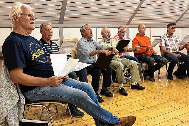 Der Männergesangsverein Raithaslach beim Proben: Adolf Alber (von links), Gebhard Jäger, Gerhard Ill, Klaus Sernatinger, Wolfgang ...